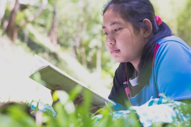 Çocuklar rocks, Doğa, doğal arka plan, eğitim ve bilimsel kavramları ortasında yanında kitap okumak