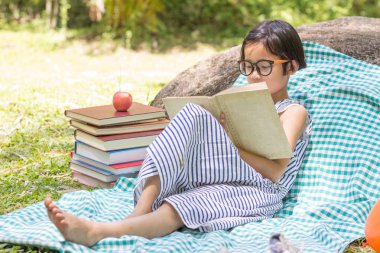 Oturan çocuklar mutlu grill.natural arka plan, eğitim ve bilimsel kavramlar okuma