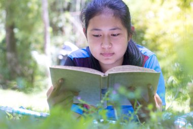 Çocuklar rocks, Doğa, doğal arka plan, eğitim ve bilimsel kavramları ortasında yanında kitap okumak