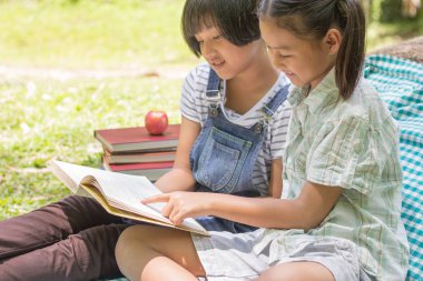 İki çocuk kitabı, eğitim ve bilimsel kavramları okuyan