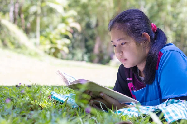 Çocuklar rocks, Doğa, doğal arka plan, eğitim ve bilimsel kavramları ortasında yanında kitap okumak