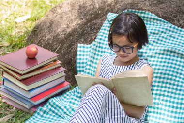 Çocuklar rocks, Doğa, doğal arka plan, eğitim ve bilimsel kavramları ortasında yanında kitap okumak