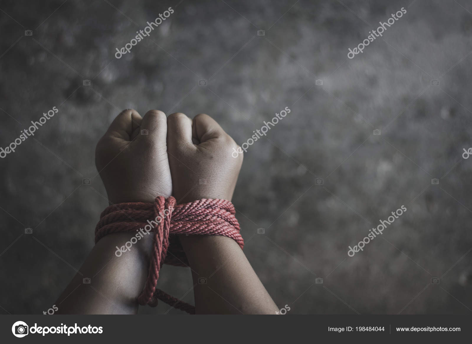 Девочка связала мальчика. Женщина с веревкой. Связанные руки девушки. Связанные красивые девушки. Связанные женщины.
