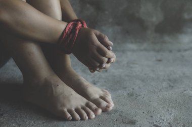 Kaçırılan çocuk ile ip bağladılar. adam kaçırma, şiddet, dehşet, korku dolu bir çocuk, insan hakları için violence.concept kötüye durdurun