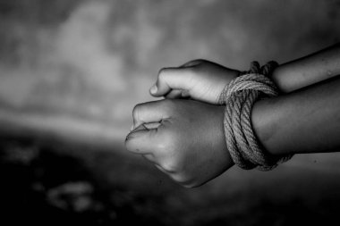 Kaçırılan çocuk ile ip bağladılar. adam kaçırma, şiddet, dehşet içinde insan hakları için violence.concept kötüye durdurun