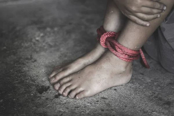 誘拐された少年は ロープで縛られて 人権のための Violence Concept の乱用を停止します — ストック写真