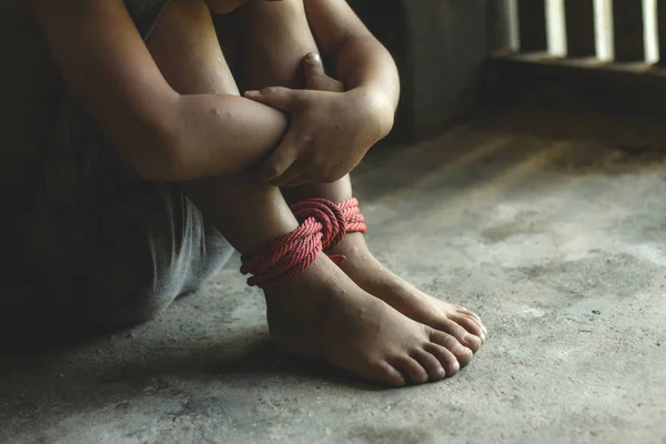 Ontvoerde Jongen Vastgebonden Met Touw Opgesloten Een Stalen Kooi Stop — Stockfoto