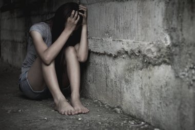 Vasıl belgili tanımlık köşe, kadınlara, Dünya Kadınlar günü anti-ticareti ve durdurma şiddet cinsel taciz yüzünden oturan üzgün kız