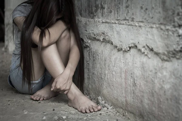 Сумно Дівчина Сидить Кутку Через Сексуального Насильства Боротьби Торгівлею Людьми — стокове фото