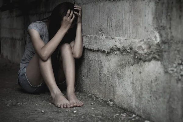 悲しい少女の性的虐待のための角を座っている反人身売買および停止の暴力女性 国際女性の日 — ストック写真