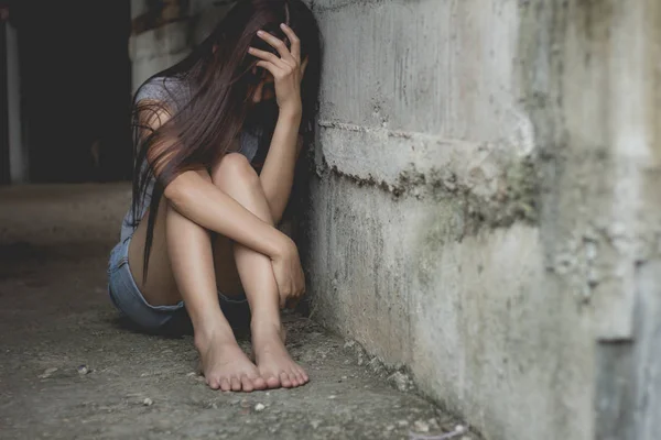 悲しい少女の性的虐待のための角を座っている反人身売買および停止の暴力女性 国際女性の日 — ストック写真
