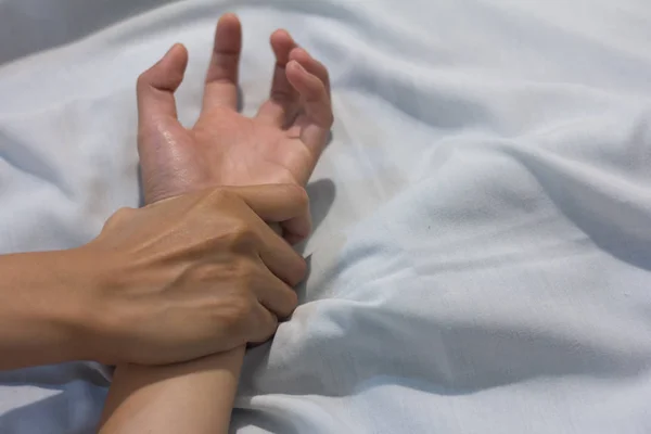 Hand Van Man Met Hand Van Een Vrouw Voor Verkrachting — Stockfoto