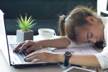 İş kadını rahat, değil baş ağrısı ve stres işten. stres, kronik ağrı giderici bir migren vererek gürültülü gürültülü office, 