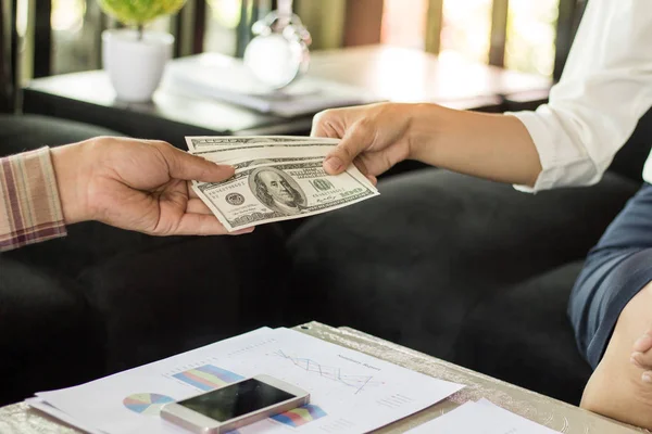 İşadamları yatırımlarından temettü alma ortaklarına, tazminat ödeme.