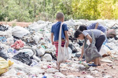 Zavallı çocuk Satılık,, kirliliği kavramı ve çevre, geri dönüşüm eski çöp, dünya çevre günü çöp toplamak