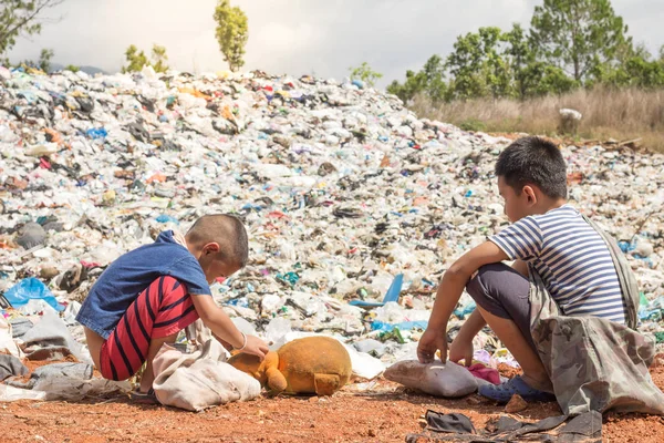 Fattiga Barn Samla Sopor Till Salu Begreppet Förorening Och Miljön — Stockfoto