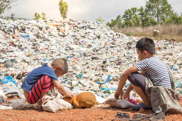 Arme Kinderen Verzamelen Vuilnis Koop Het Concept Van Verontreiniging Het — Stockfoto