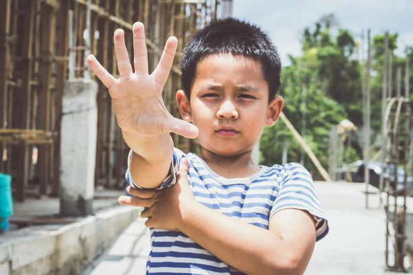 Çocuklar Onların Kaldırsın Yoksulluk Nedeniyle Şiddet Çocuk Ticaret Kavramı Çocuk — Stok fotoğraf