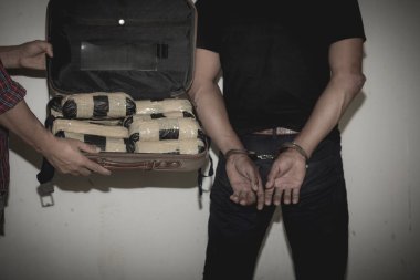Uyuşturucu kaçakçıları onların eroin ile birlikte tutuklandı. Polis tutuklama uyuşturucu kaçakçısı kelepçe ile. Suç ve uyuşturucu bağımlılığı kavramı. 26 Haziran, uyuşturucu ve kaçakçılık Uluslararası günü