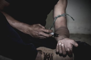  Adam uyuşturucu, suç ve uyuşturucu bağımlılığı kavramı alıyor. 26 Haziran, uyuşturucu ve kaçakçılık Uluslararası günü