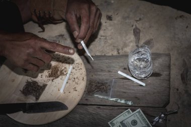 Erkekler mutlulukla, esrar yiyor suç ve uyuşturucu bağımlılığı kavramı. 26 Haziran, uyuşturucu ve kaçakçılık Uluslararası günü