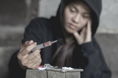 Uyuşturucu bağımlılığı, suç ve uyuşturucu bağımlılığı kavramı olan kadın. 26 Haziran, uyuşturucu ve kaçakçılık Uluslararası günü