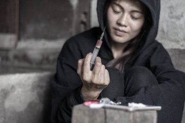 Uyuşturucu ile mutlu bir kızdır. Suç ve uyuşturucu bağımlılığı kavramı. 26 Haziran, uyuşturucu ve kaçakçılık Uluslararası günü