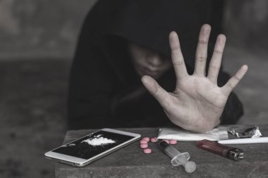 Kız avuç içi uyuşturucu istismarı, suç ve uyuşturucu bağımlılığı kavramı karşı gösterir. 26 Haziran, uyuşturucu ve kaçakçılık Uluslararası günü