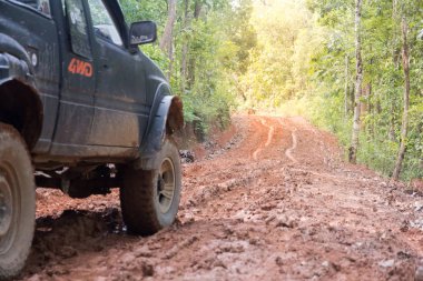 Off-Road dağ yolda seyahat. Açık, Macera, sefer, keşfetmek ve suv seyahat. 