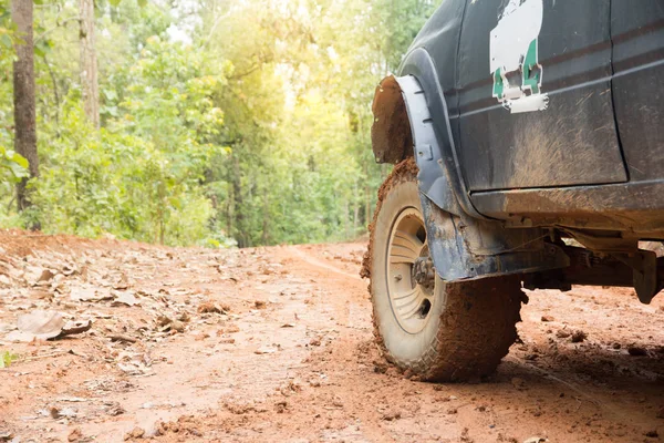 Off-Road dağ yolda seyahat. Açık, Macera, sefer, keşfetmek ve suv seyahat. 