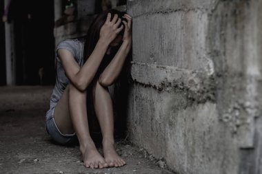 Kadınlar tecavüz, kaçakçılıkla mücadele ve kadınlara yönelik şiddeti durdurma eğilimi nedeniyle üzgün oturuyorlar, Uluslararası Kadınlar Günü