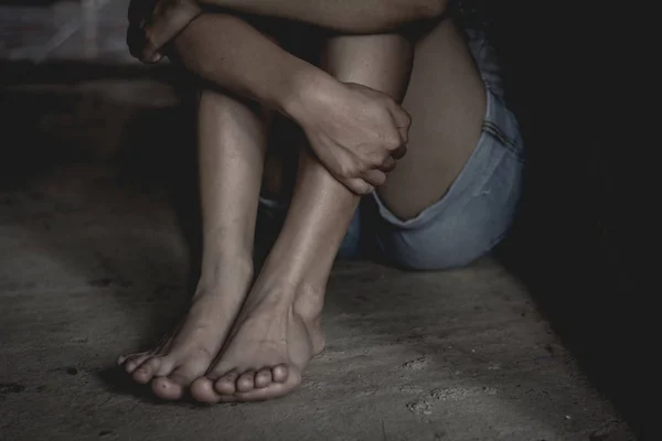 Обіймати Його Жінка Відчуває Сумний Сумний Через Жертв Торгівлі Людьми — стокове фото