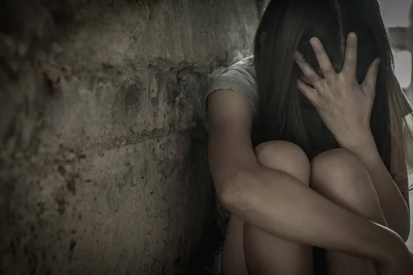 Женщины Сидят Грустные Соблазна Изнасиловать Противодействовать Торговле Людьми Остановить Насилие — стоковое фото
