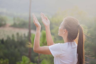 İnsan elinin hurma ibadet kadar açın. Hıristiyan kavramı arka plan. mücadele ve Tanrı'nın zafer.