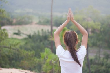 Genç kadın doğa, Yoga ve meditasyon yoga uygulamak.