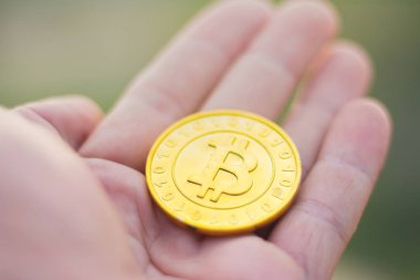 Altın bitcoin kripto para birimi kavramı onun elinde tutan kız.