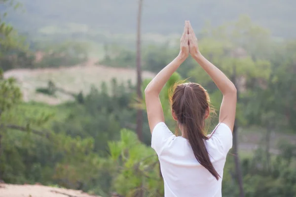 Junge Frau Praktiziert Yoga Der Natur Yoga Und Meditation — Stockfoto