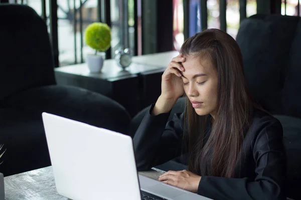 비즈니스 컴퓨터 사용중 스트레스를 소녀가 머리에 실패에 — 스톡 사진