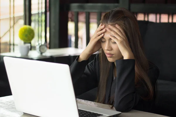 Mujer Negocios Que Tiene Dolor Cabeza Mientras Trabaja Usando Computadora — Foto de Stock