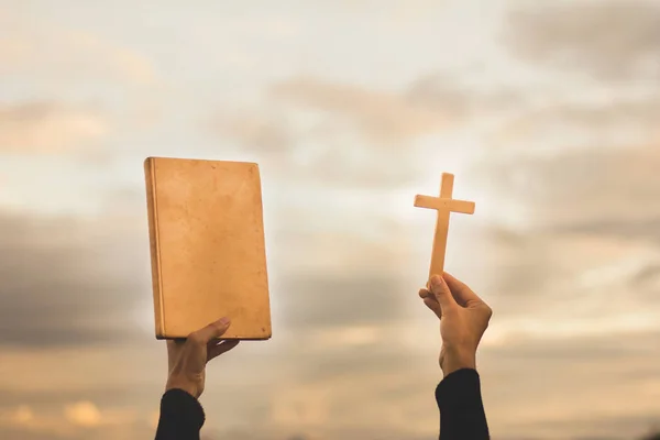 Menselijke Hand Houdt Cross Bijbel Aanbidding Zonden Gebed Religieuze Concept — Stockfoto