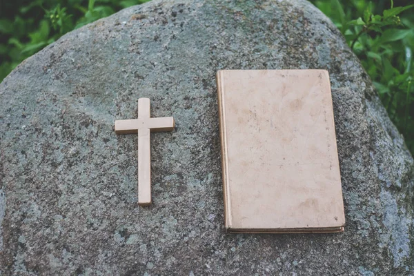 Croce Bibbia Sono Sulla Roccia Adorazione Peccati Preghiera — Foto Stock