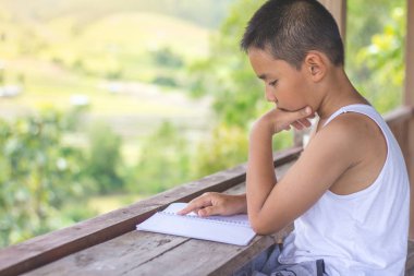 Çocuklar evde bilgi bulmak için kitap okumak oturmak.