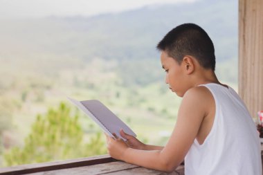 Çocuklar evde bilgi bulmak için kitap okumak oturmak.