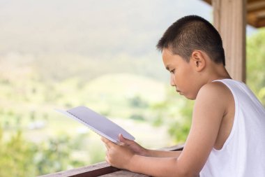 Çocuklar evde bilgi bulmak için kitap okumak oturmak.