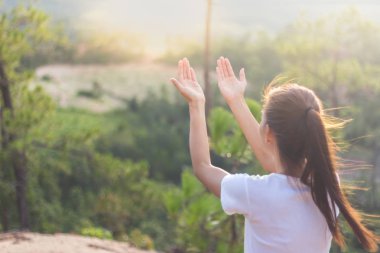 İnsan elinin hurma ibadet kadar açın. Hıristiyan kavramı arka plan. mücadele ve Tanrı'nın zafer.