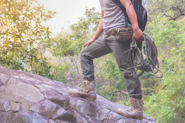 Joven Excursionista Con Mochila Pie Sobre Piedras Frente Alta Montaña — Foto de Stock