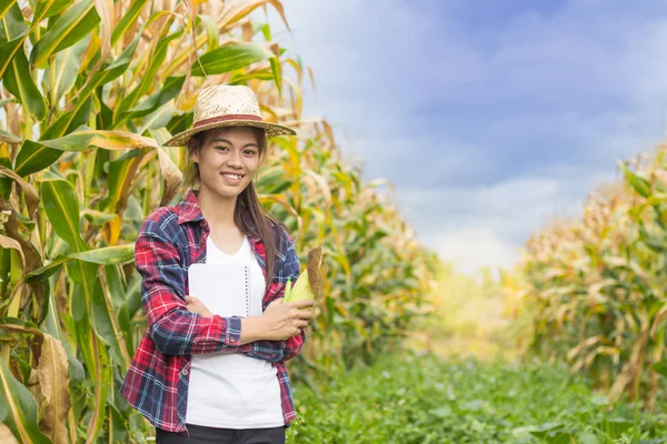 Mladá Krásná Farmář Šťastně Usmívá Jeho Zahradě Kukuřice — Stock fotografie