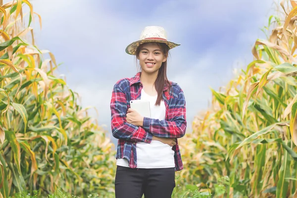 Mladá Krásná Farmář Šťastně Usmívá Jeho Zahradě Kukuřice — Stock fotografie