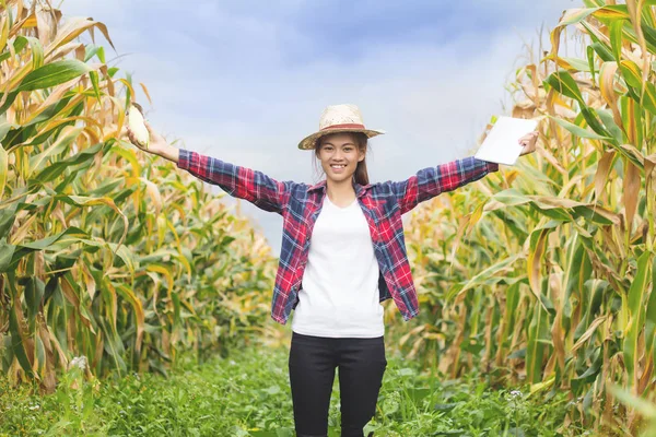 Beautiful Young Farmer Stands Holding Corn Smiles Happily — Stock Photo, Image