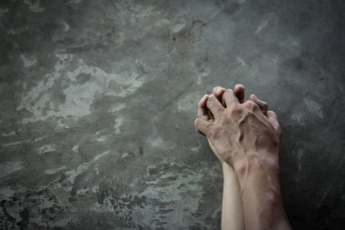adamın elini tutan bir kadın el, anti-ticareti ve kadınlara karşı şiddetin durdurulması cinsel taciz ve tecavüz kavramı,,